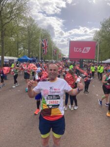 Lee Busby completing the London Marathon in memory of his dad